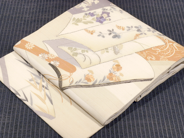 折本（おりほん）に草花文様 型染めに手刺繍 絽 名古屋帯
