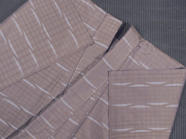 胡桃染（くるみぞめ）色地 格子に幾何学文様 紬 単衣