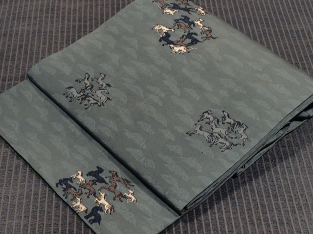 mana⭐︎［馬］名古屋帯　リメイク　干支 正絹 名古屋帯(黒帯) リメイク ブラックデニム［馬］刺繍に見える柄