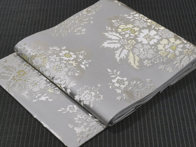 川島織物製 白銀色地 唐花草文様 西陣織 袋帯